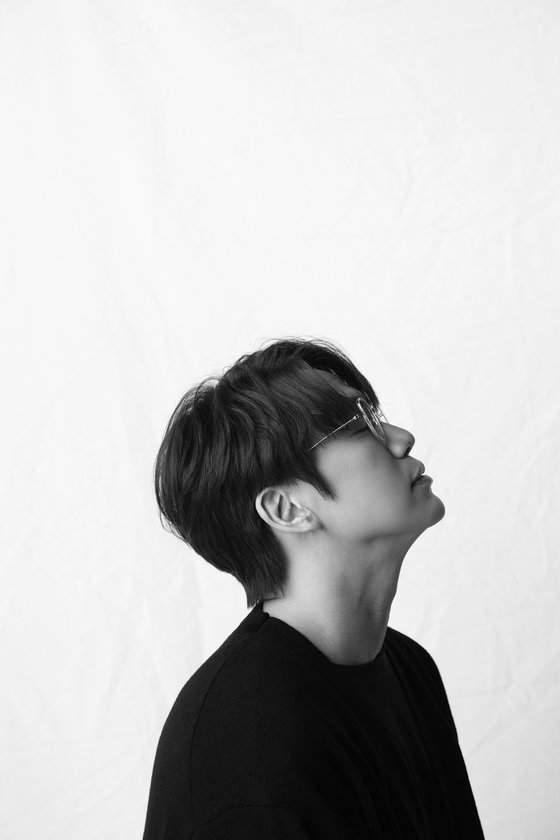 옆모습으로 서서 눈을 감고 있는 성시경