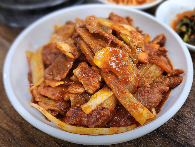 생생정보 토니안의 27년 단골 맛집 스타맛집 제육볶음 오징어볶음 낙지볶음 서울 서초구 전주청국장집