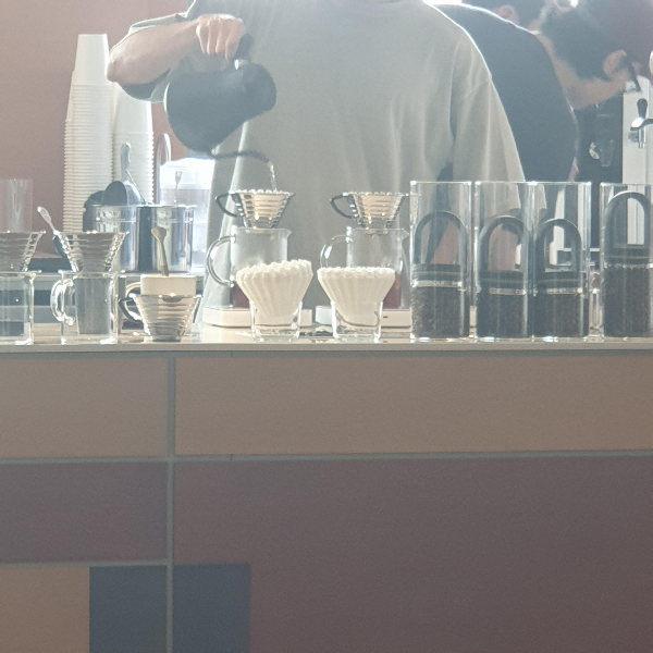 문래동 카페 폰트 문래점_주문한 핸드드립 커피 내리는 모습