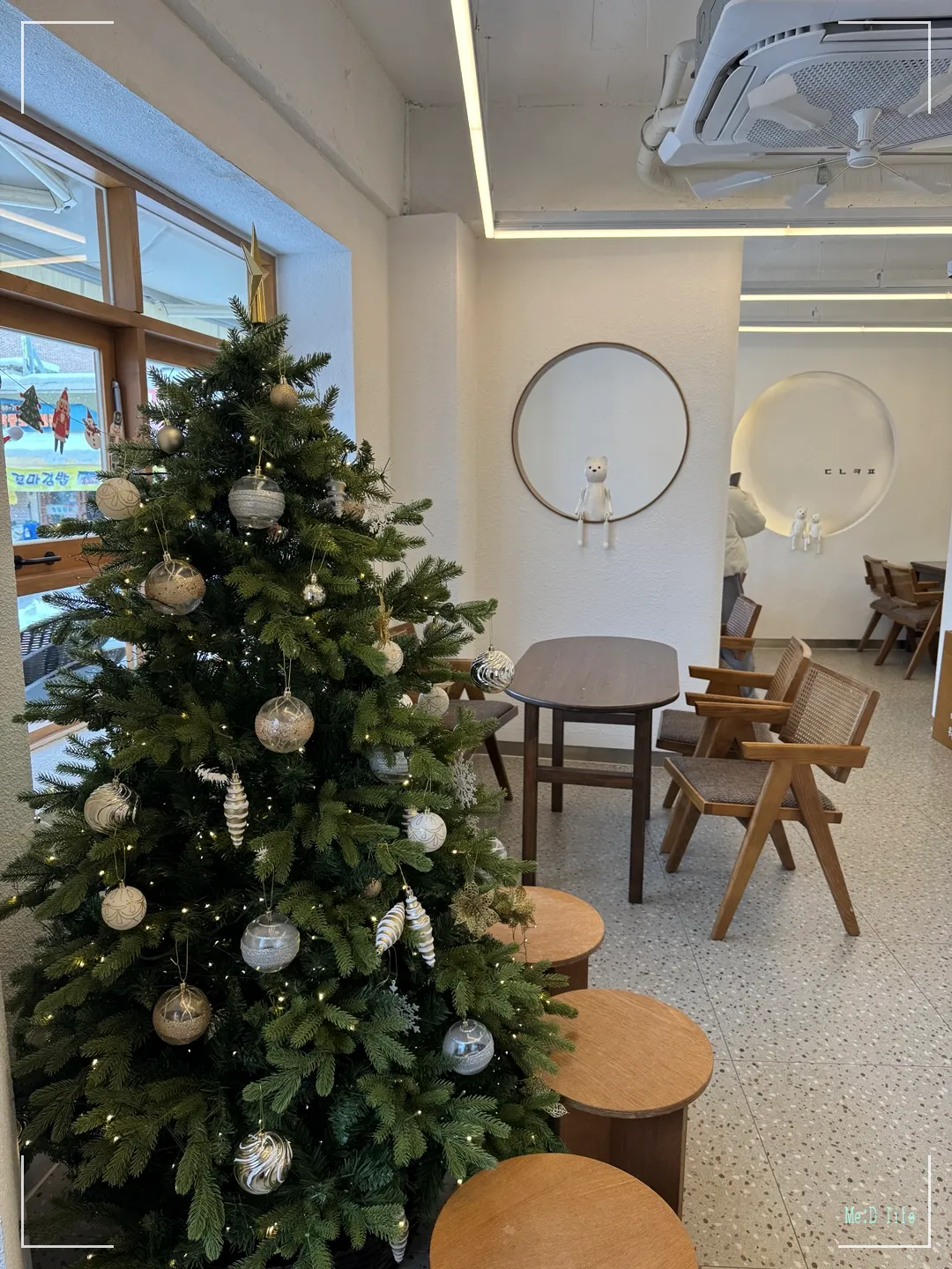 동네커피-서산-해미읍성-커피맛집-바닐라라떼-동네라떼-베이글-수제샌드위치-우드톤-화이트-인테리어-크리스마스-트리-곰돌이