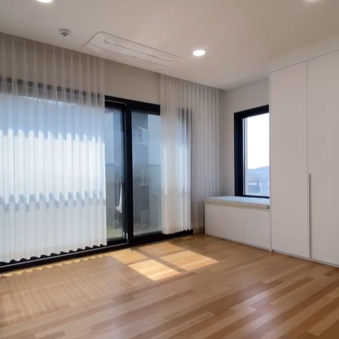 방이 넓고, 통유리로 되어 있어 햇살이 가득하게 들어 온다.