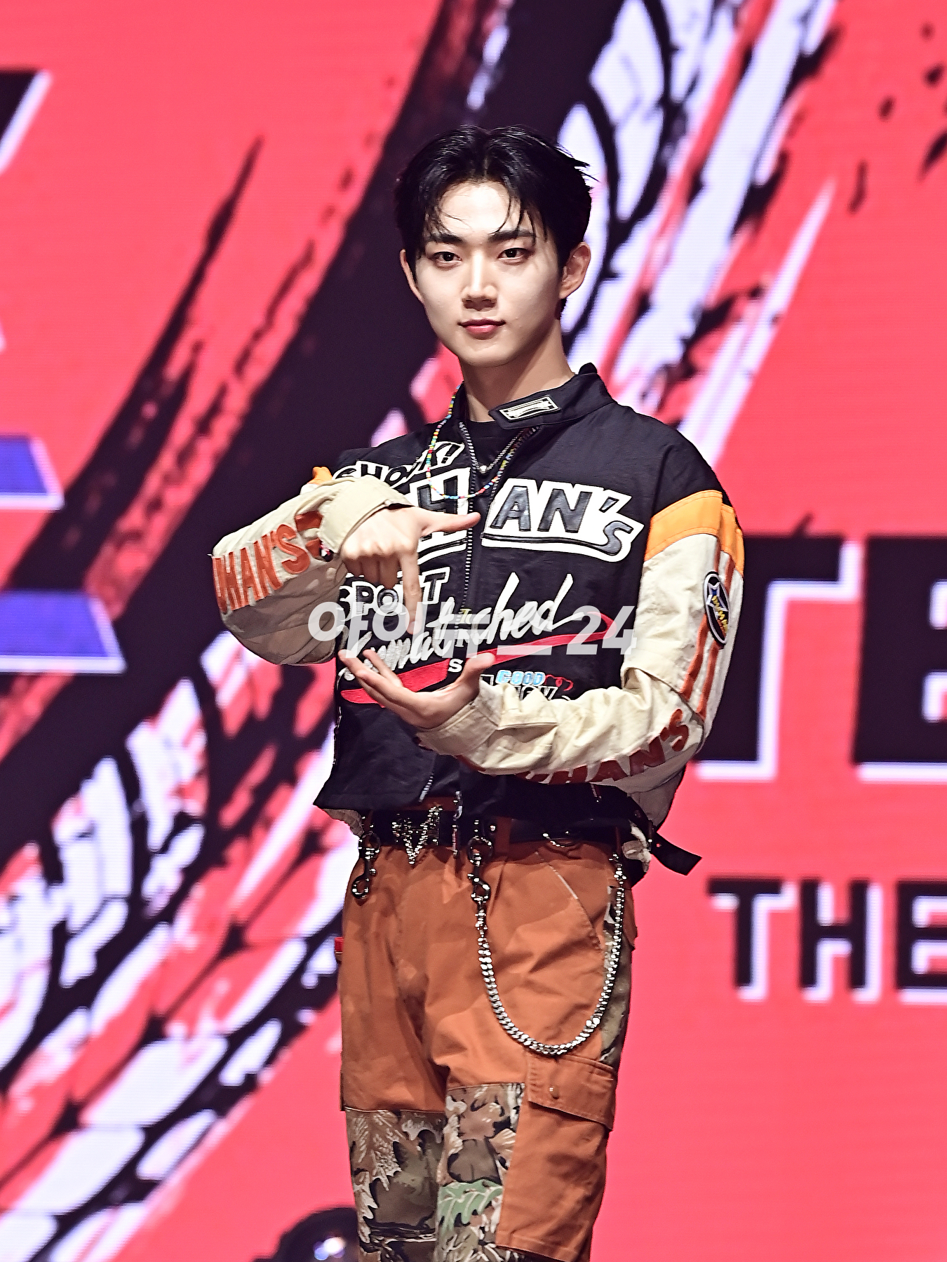 그룹 템페스트(TEMPEST) 형섭이 20일 오후 서울 목동 로운아트홀에서 열린 첫 번째 싱글 앨범 '폭풍 속으로' 쇼케이스에서 포토타임을 갖고 있다. [사진=곽영래 기자]