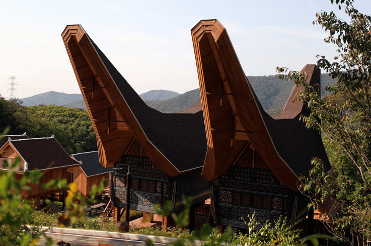 외국전통가옥-산-하늘 