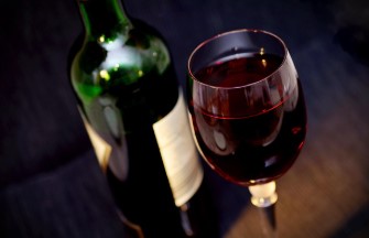  편의점에 &lsquo;부자존&rsquo;이 뜬다! 명품 과자부터 고급 와인까지 인기 이유