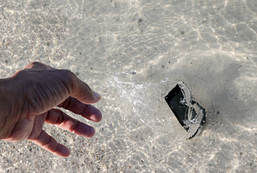 스마트폰 물에 빠졌을 때 대처법 완벽 가이드