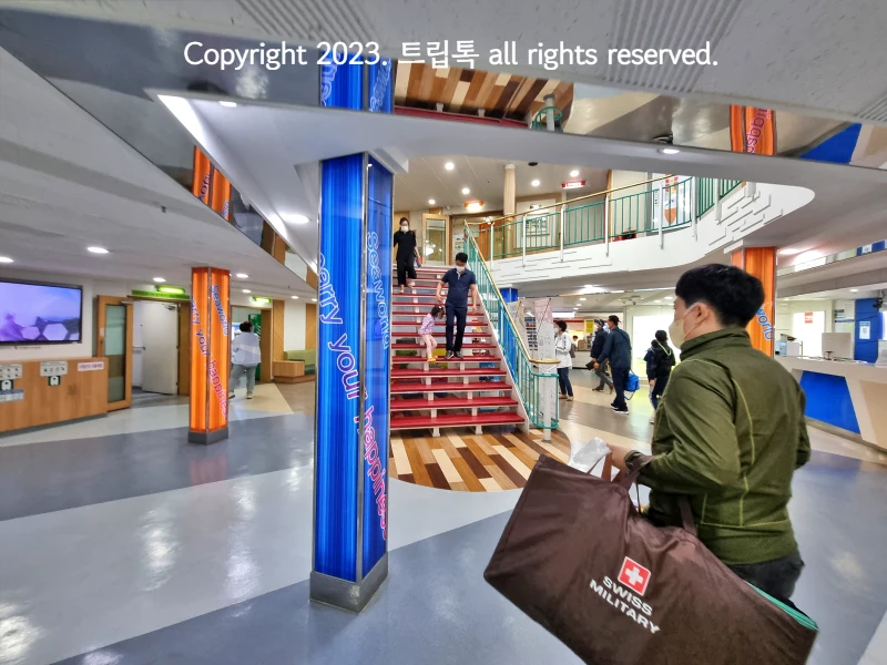 퀸메리호 내부. 파란 기둥과 계단돠 넓은 홀이 보인다.