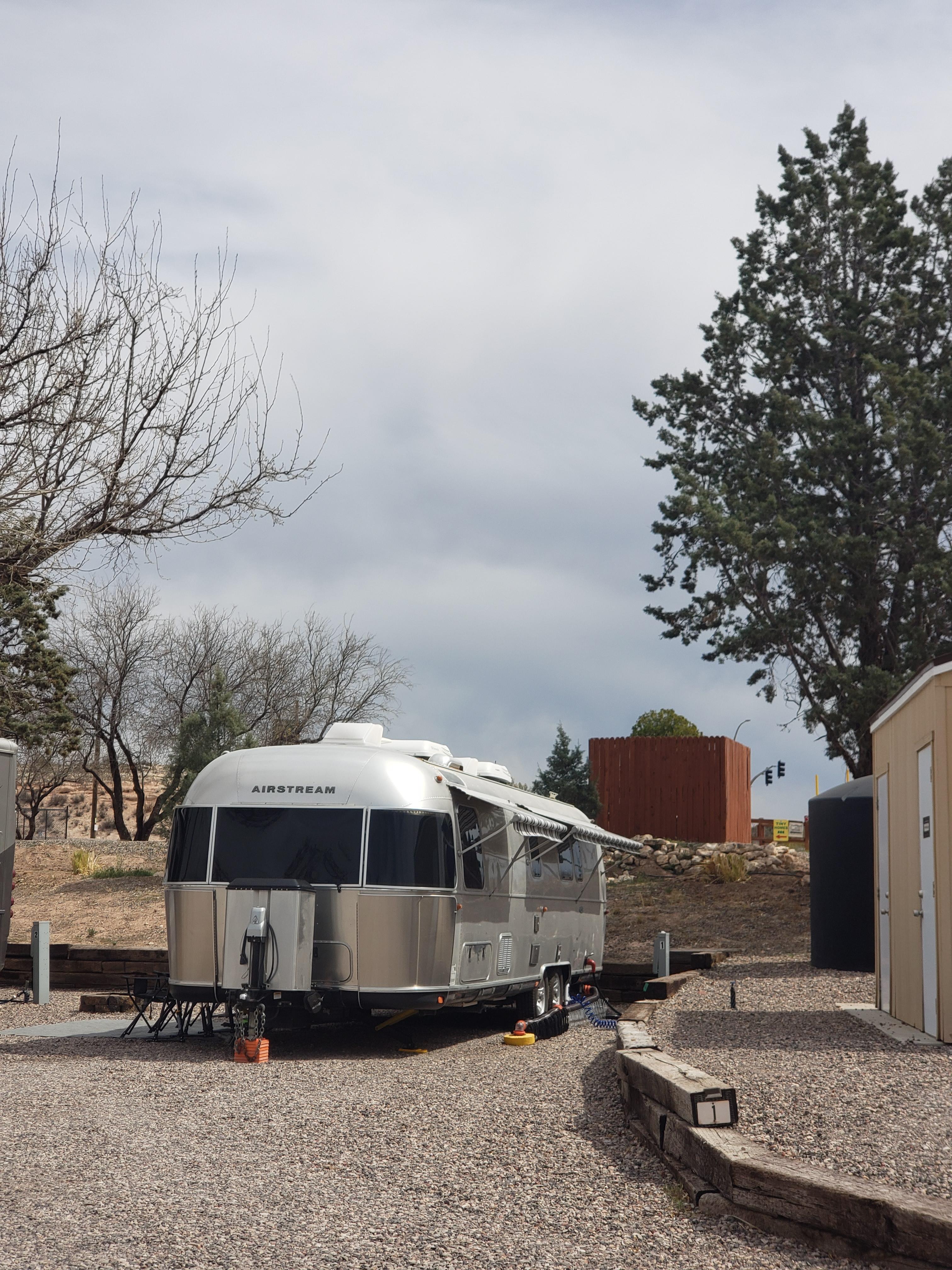 세도나 캠핑장에 정박한 독일 노부부의 RV