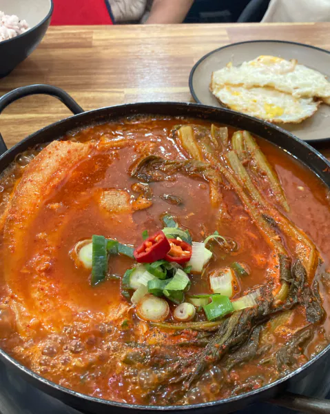 기다려야 제맛 갓김치찌개