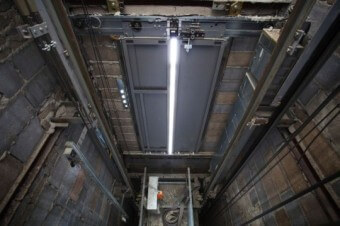 항상-위험하므로-안전난간에-안전고리를-걸고-작업해야하는-엘리베이터-내부-모습