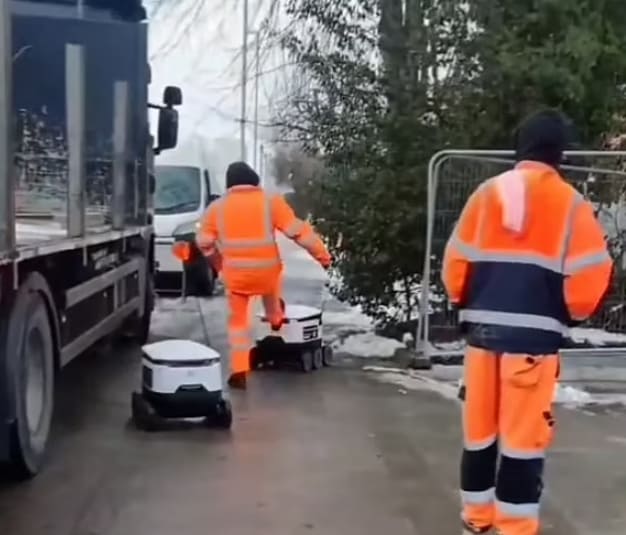 추운 눈오는 날 건설작업자에게 쫒겨다니는 배달 로봇들 VIDEO: Man receives backlash after kicking 'innocent' delivery robot