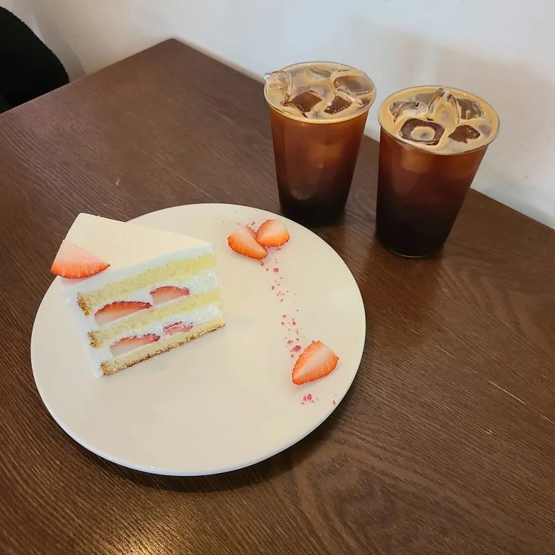코에카페 딸기케이크