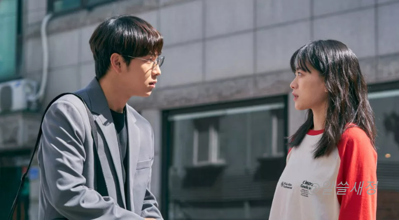 마주보고 있는 임시완과 천우희