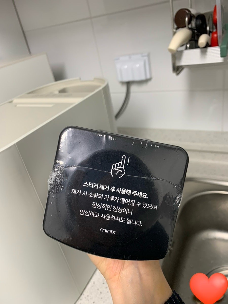 고장의 원인이 되니 스티커 제거 후 사용하라는 사진