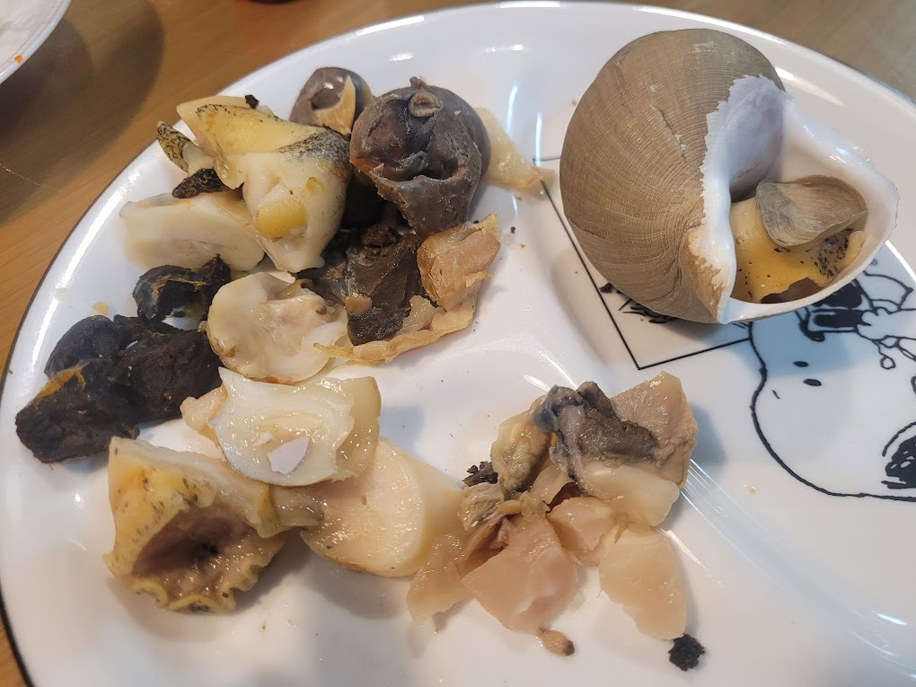 백골뱅이를 썰어서 접시에 놓은 모습