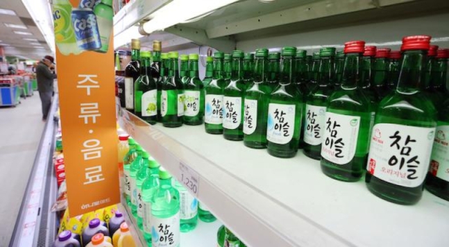 서울의 한 대형마트 주류코너에 하이트진로의 대표 상품 '참이슬'이 진열돼 있다.