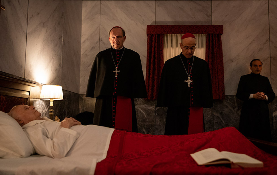 영화 콘클라베 선대 교황의 죽음을 확인하고 간단한 장례를 준비하는 로렌스 추기경과 벨리니 추기경