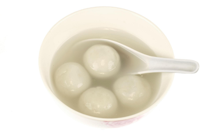 탕위안은 찹쌀가루 반죽 안에 소를 넣어 동그랗게 빚어 끓는 물에 삶는 음식
