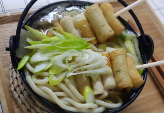 오뎅과 면 그리고 대파가 냄비에 올려져 있다.