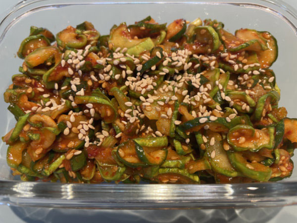 오이무침 황금레시피 - 완성샷, 밀폐용기에 담고, 깨소금 솔솔 뿌려서 마무리