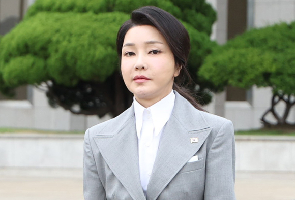 김건희 여사가 지난 9월 19일 성남 서울공항에서 윤석열 대통령의 체코 공식 방문에 동행하며 대통령 전용기인 공군 1호기로 향하고 있다. [사진=연합뉴스]