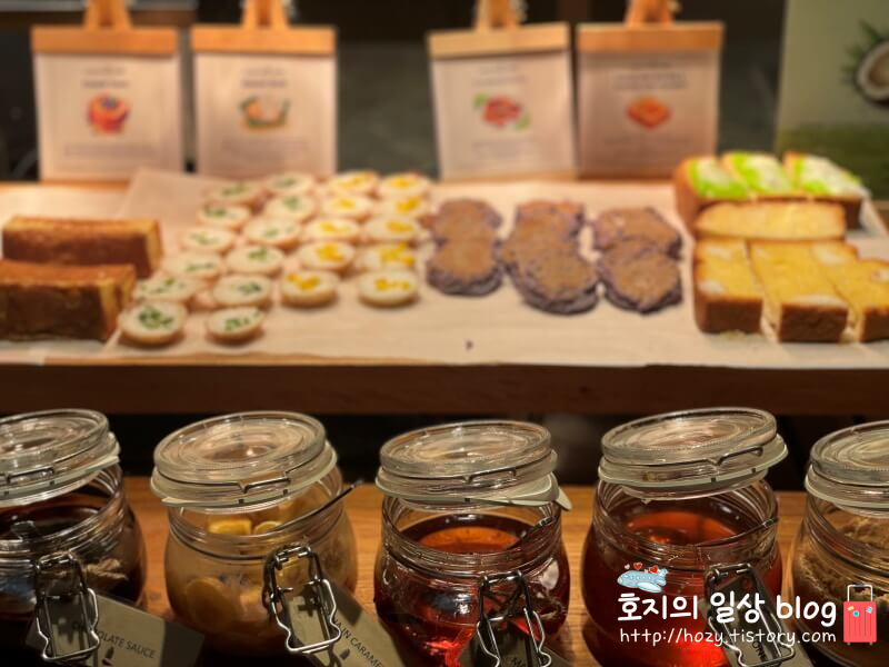 방콕 코트야드 메리어트 에어포트 조식당_빵