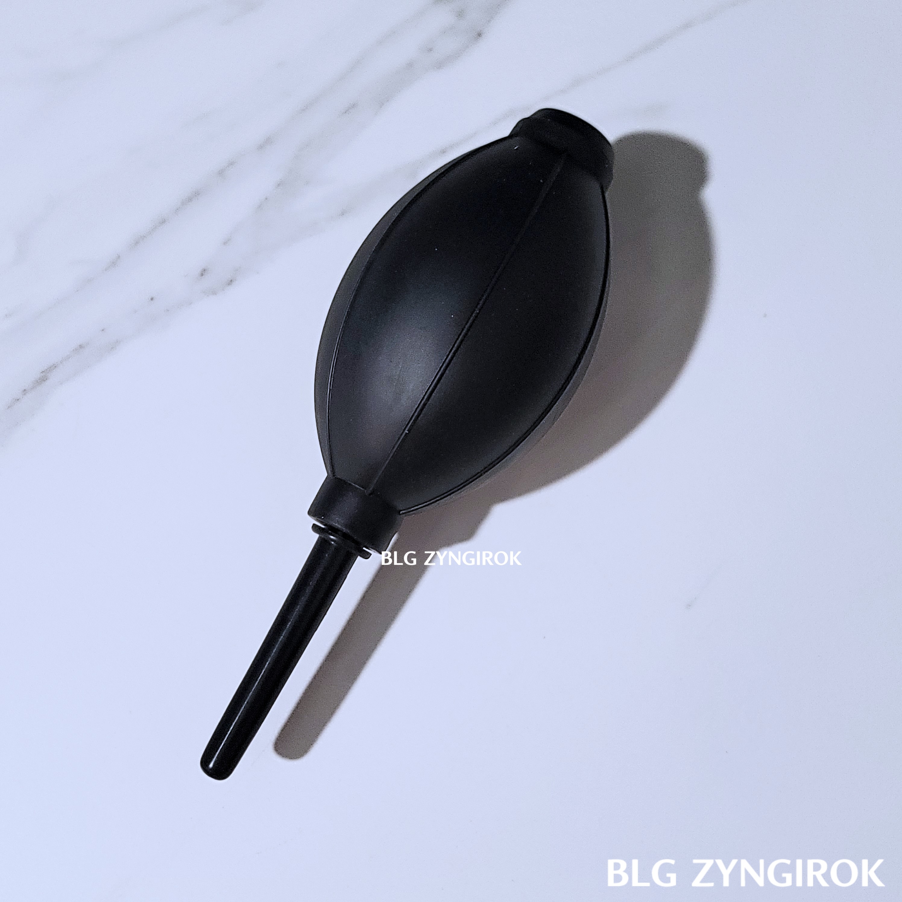 다이소 먼지제거 에어 펌프가 테이블 위에 놓여있다.