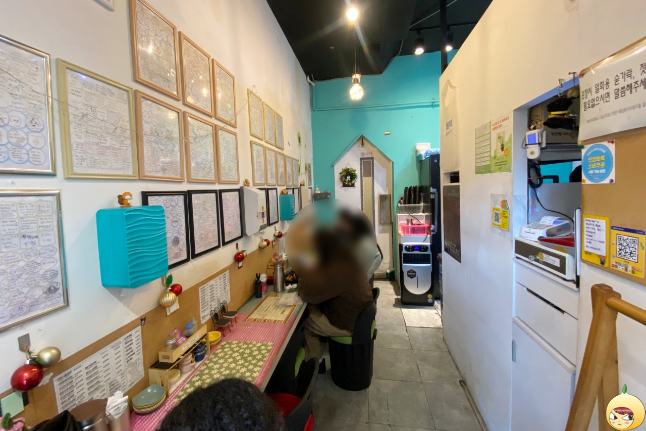 이대 분식집 아콘스톨 내부