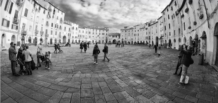 넓은 광장에 여러명의 사람들이 있는 사진