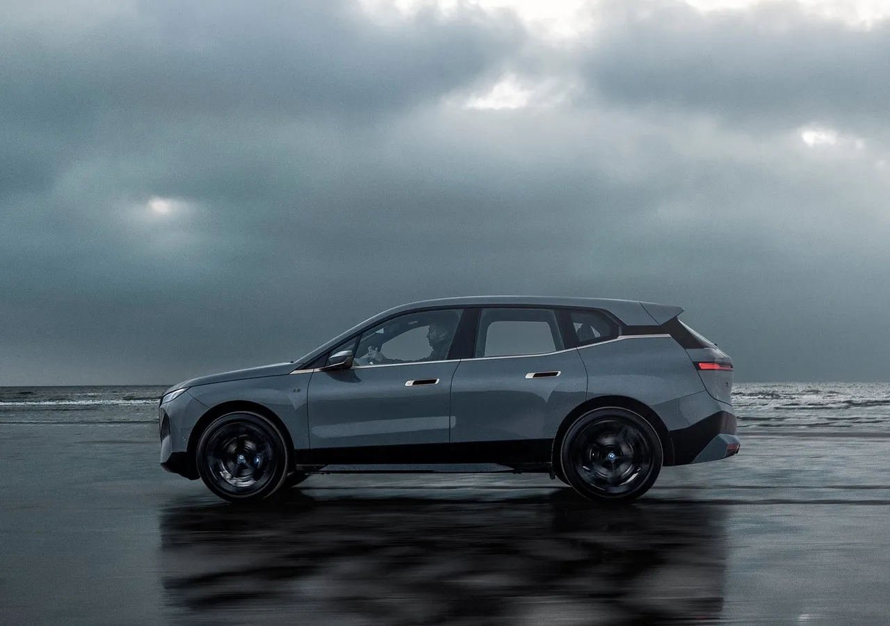 BMW IX M60 차량 이미지