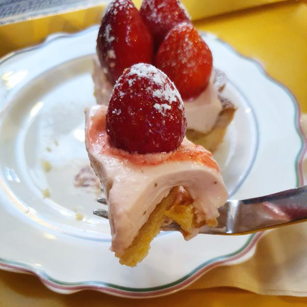 조각낸-딸기-타르트