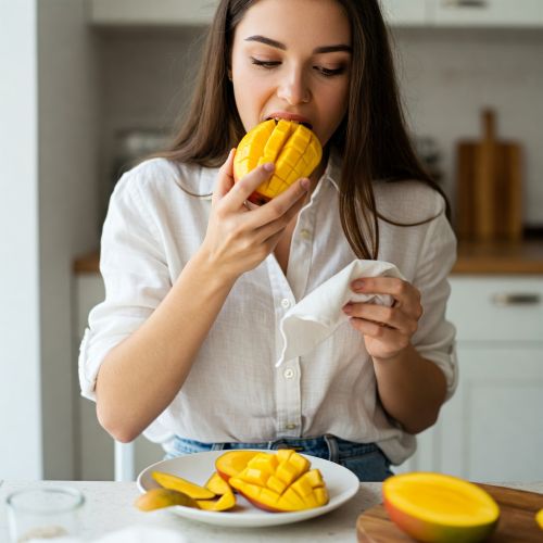 망고를 먹는 여성