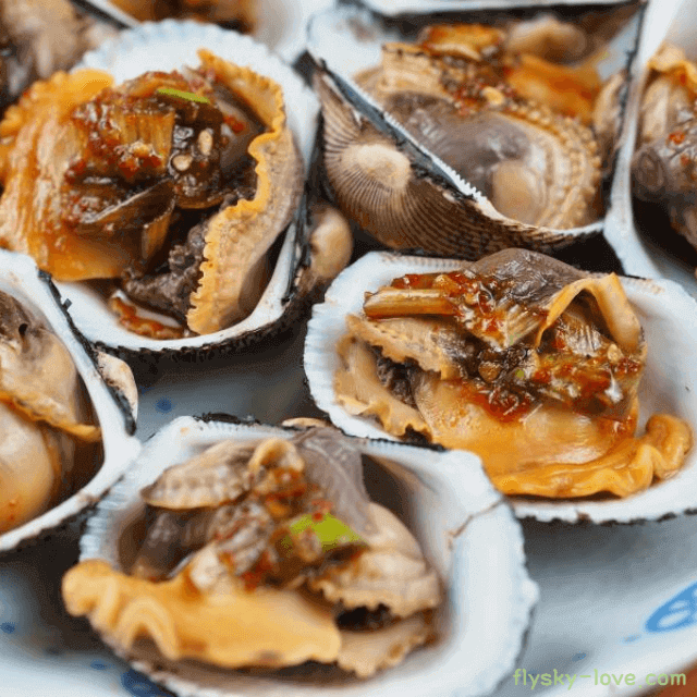 양념을 얹은 피조개