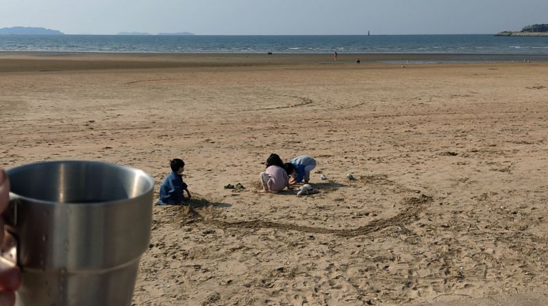 모래밭에서 노는 아이들을 보며 먹는 커피한잔