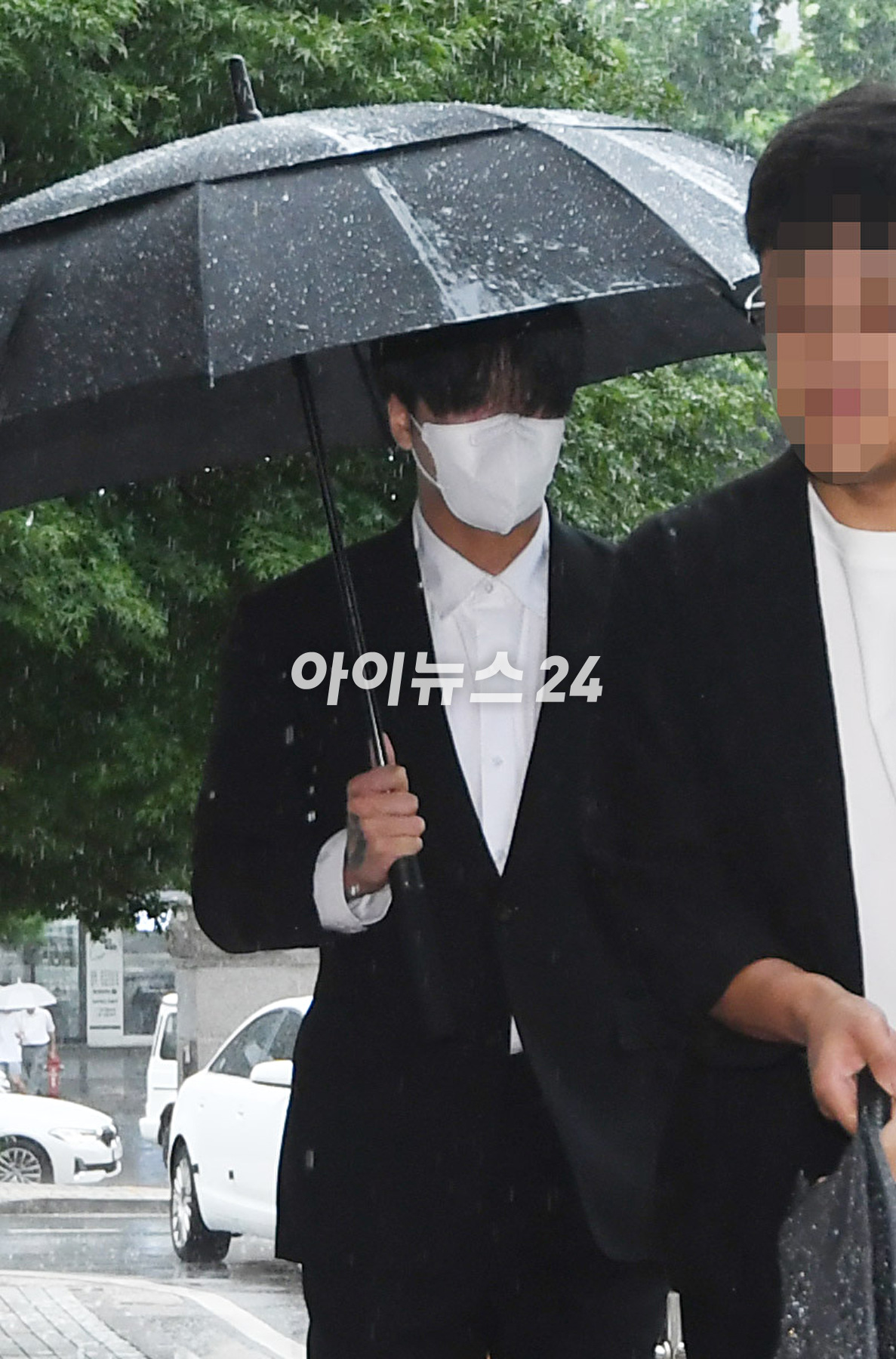 병역 비리 혐의로 재판에 넘겨진 래퍼 라비(본명 김원식)가 10일 오후 서울남부지방법원에서 열린 병역법 위반 등 혐의 1심 선고 기일에 출석하고 있다. [사진=정소희 기자]