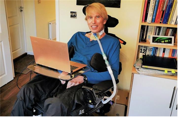 후두관을-삽입한-모건박사