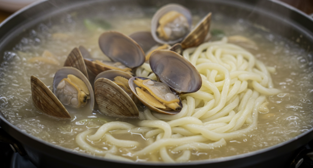 칼국수를 보글보글 끓이고 있는 이미지