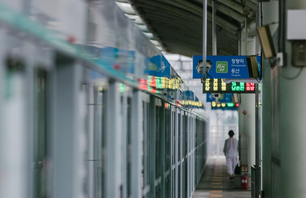 출근길의 윤리, 지하철 손잡이를 붙잡고 생각한 것들