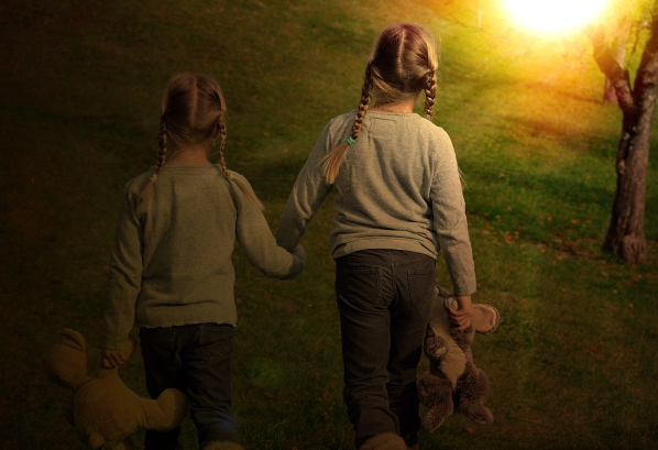 걸어가는 두 어린이