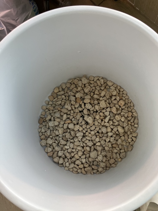 화분에 배수층용 난석만 담은 모습