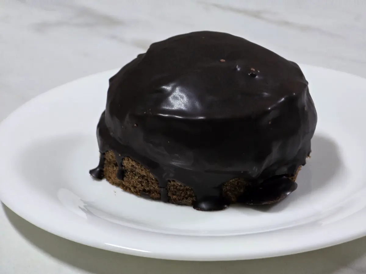 접시 위에 올려놓은 초코마시멜로우팡