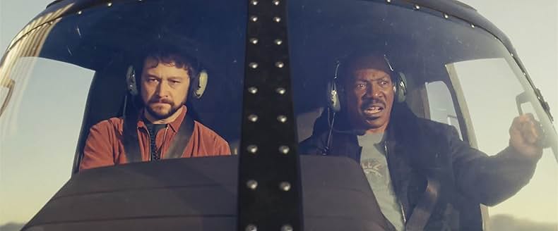 Beverly Hills Cop: Axel F 영화 장면, 에디 머피와 조셉 고든 레빗이 헬리콥터 조종석에 앉아 있는 모습