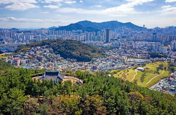 부산 동래읍성을 내려다 보는 전경 사진
