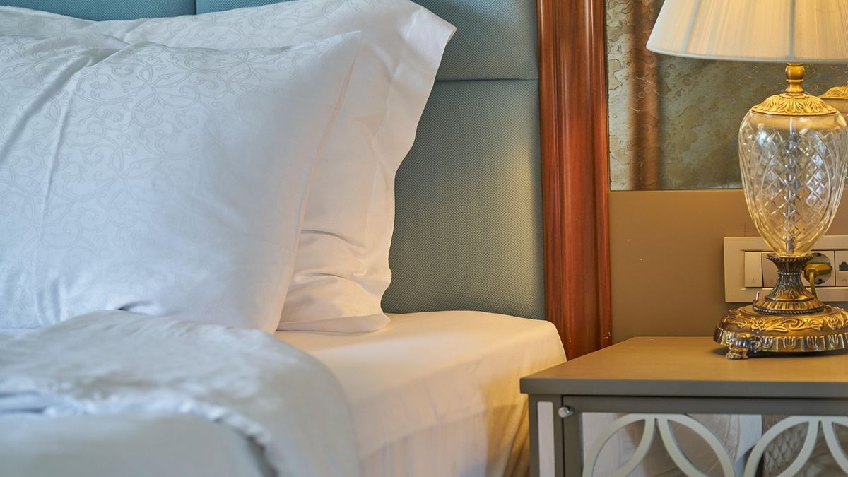 아침에 몸 상태를 살피며 일어나는 모습