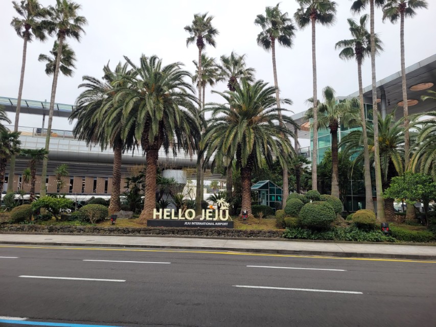 제주공항 HELLO JEJU 조형물 제주 도착 풍경
