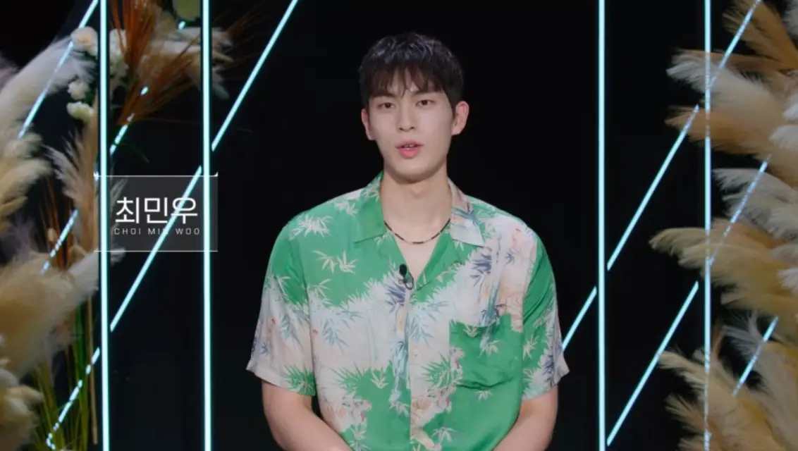 솔로지옥 3 -
초록색 반팔 셔츠를 입고 목에는 검은색 목걸이를 하고 말하는 최민우