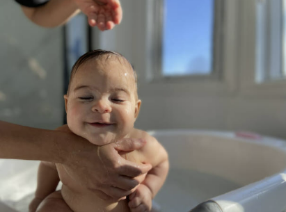 목욕하는 아기 이미지