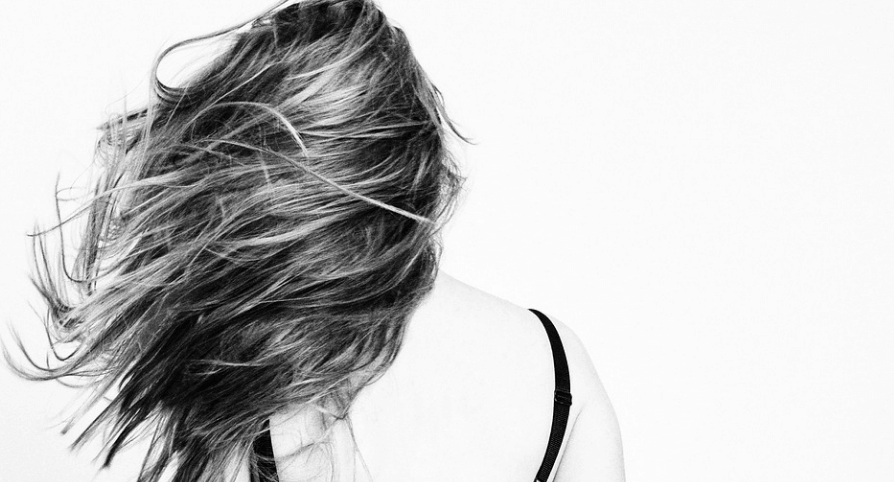 머리 빨리 기르는 방법으로 머리를 묶는 것 또한 도움이 된다