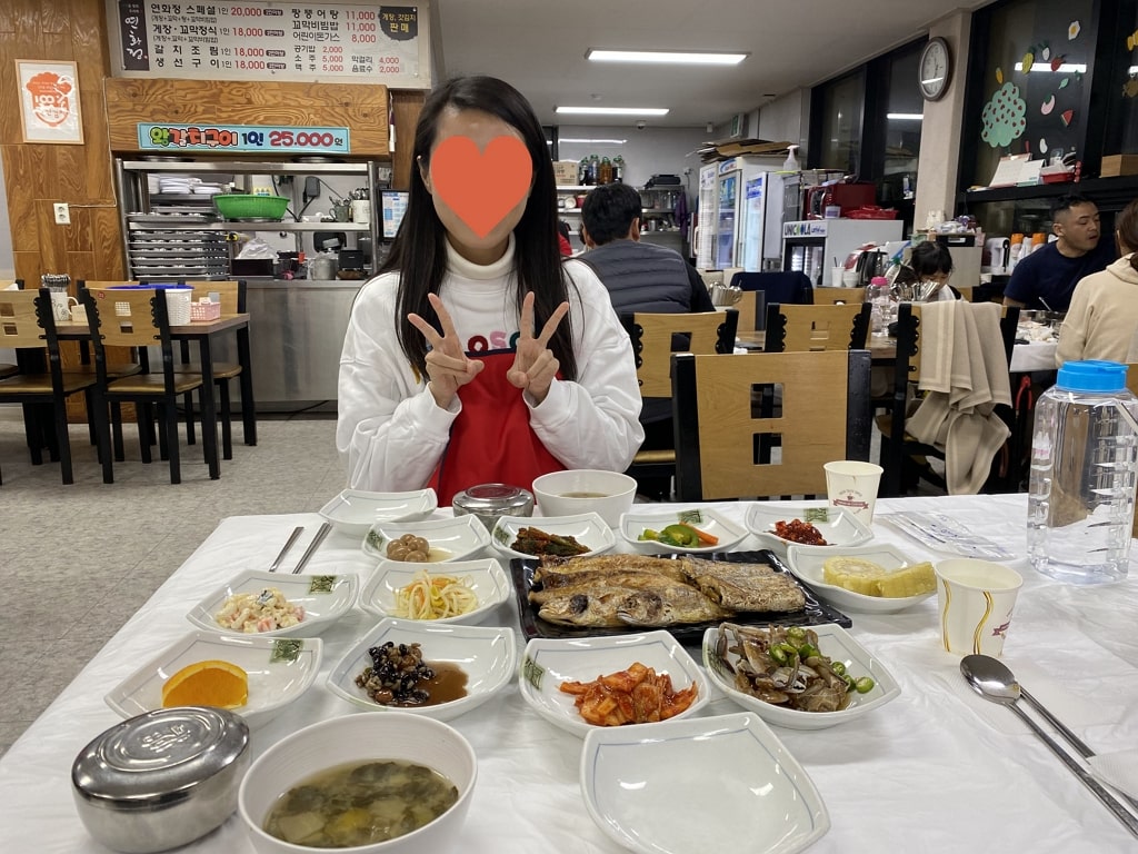 여수맛집 명동게장의 푸짐한 게장백반 상차림, 돌산갓김치, 파김치, 깻잎김치 등 다양한 김치와 젓갈이 가득한 전통 한상
