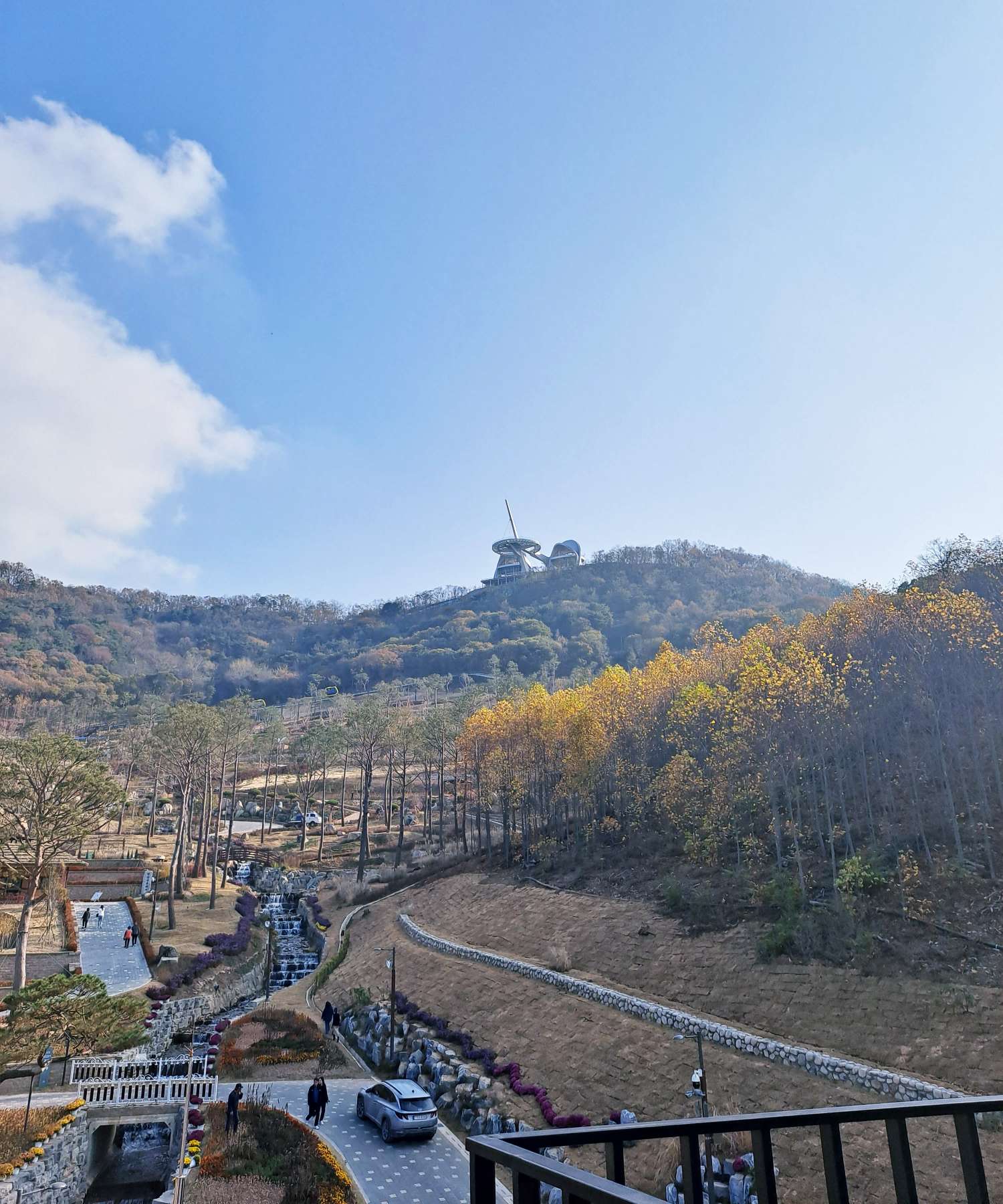 건물 루프탑에서 전망대가 보이다