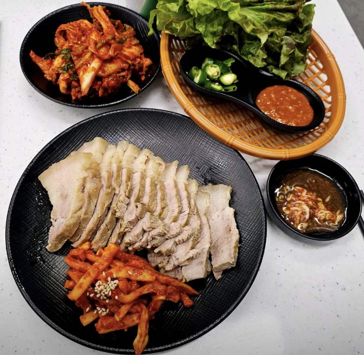 경기 부천(부천시청역) 한우 사골칼국수+국내산 보쌈 무한리필 맛집 | 2TV 생생정보 방송 나온 국보1호점